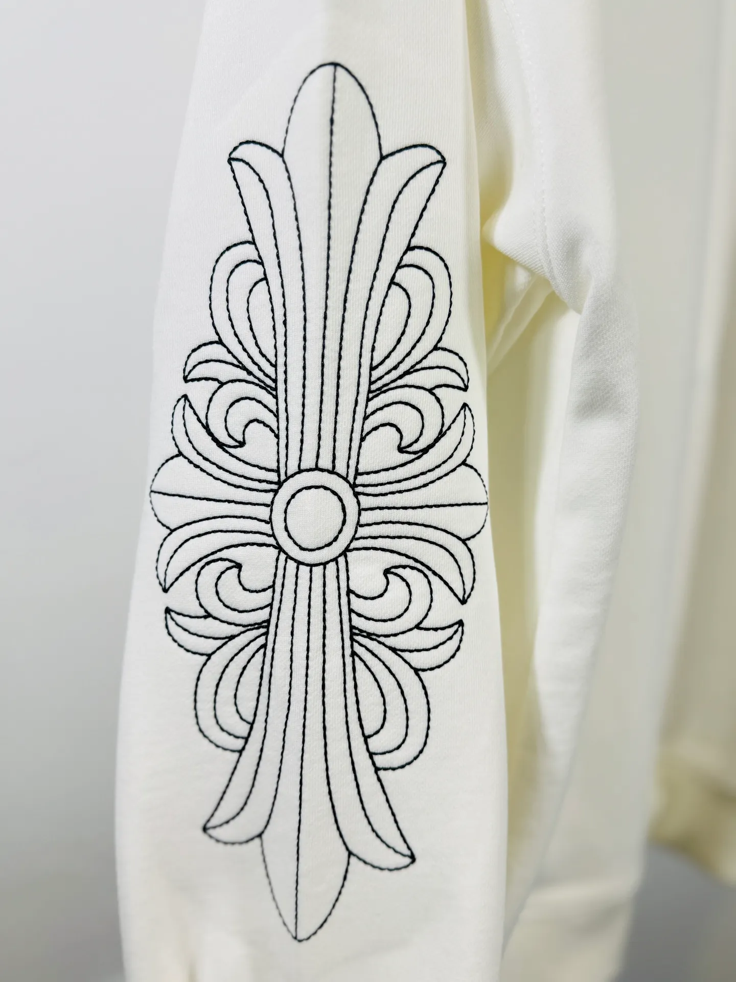 P290 top version, real shot without P, ​​different from market currency) 𝗖𝗵𝗿𝗼𝗺𝗲 𝗛𝗲𝗮𝗿𝘁𝘀/Cro Heart 2025 washed patch embroidery autumn and winter new original single counter American laser burnt 3D embroidery couple stand collar zipper casual sweatshirt 👑The highest version! Customized fabric 430g tripe terry fabric! American acid-washed and distressed original fabric laser burnt ✟appliqué embroidery and exquisite embroidery of letters! The best-selling model in the counter, very comfortable to wear. Accessories: original molded and authenticated collar label➕100% silk wash label. Genuine purchase-grade original hangtag➕matching hanging rope➕3D hanging beads➕original packaging bag. Craftsmanship: The original version has consistent wiring! The highest version of the armhole matching technique! Color: White Black Size: S M L XL Style Number: 25-379